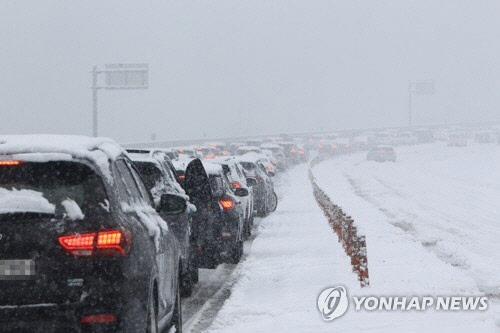 강원 산간과 동해안에 폭설이 쏟아진 1일 미시령동서관통도로가 차량으로 꽉 막혀있다. <속초=연합뉴스>